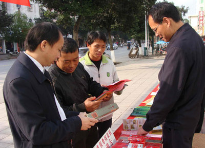 普法宣傳進(jìn)萬家，法治煙草促和諧——各地?zé)煵莶块T多形式開展“12·4”國家憲法日法制宣傳活動