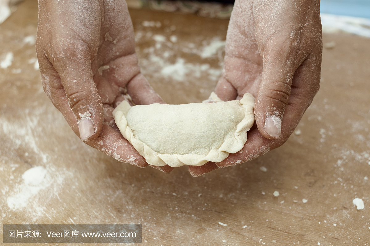 廚師的手拿著產(chǎn)品