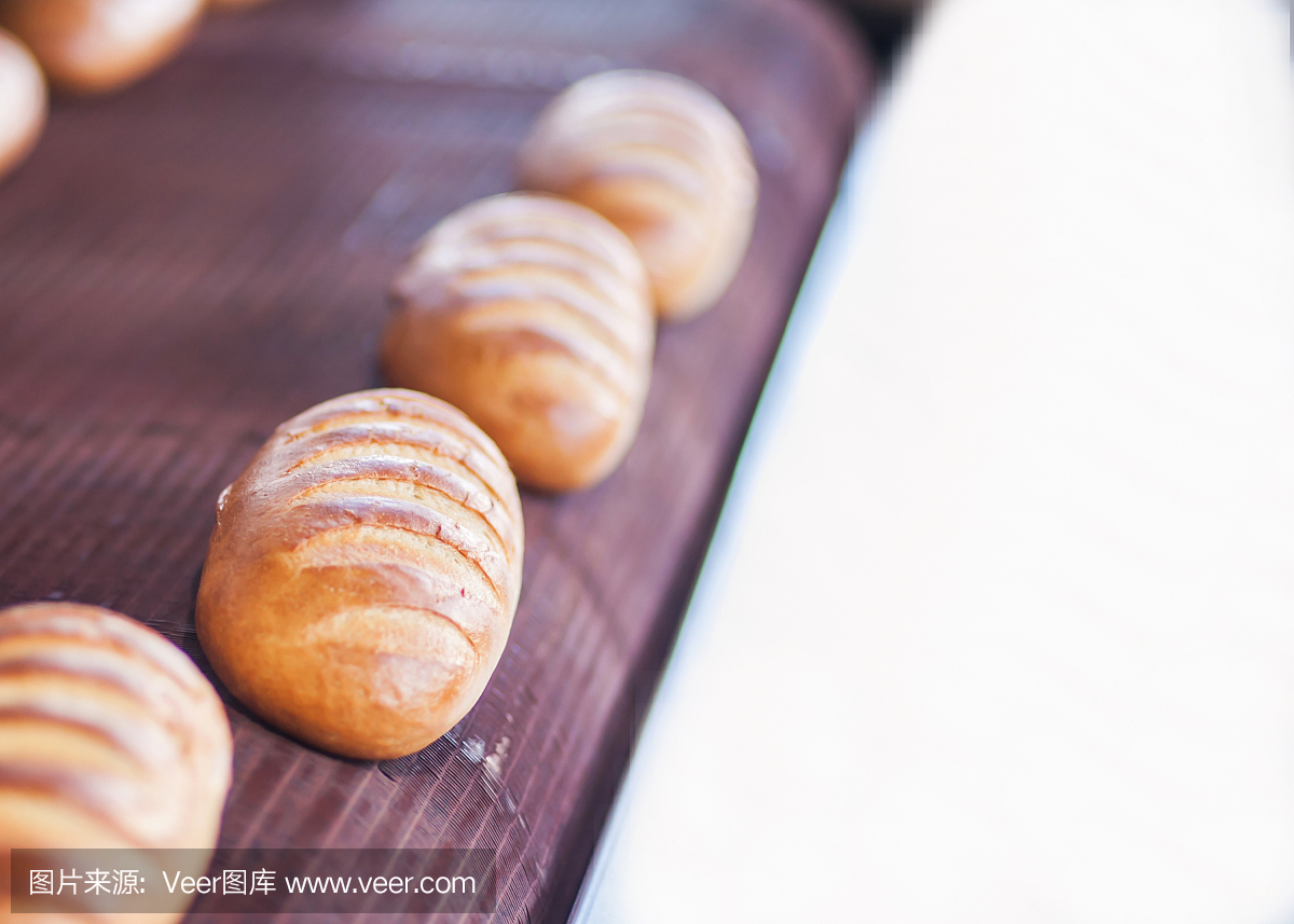 面包店生產(chǎn)線上的烘焙面包