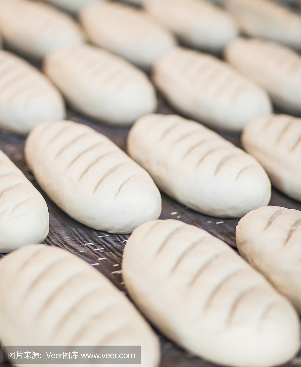 面包店生產(chǎn)線上的烘焙面包