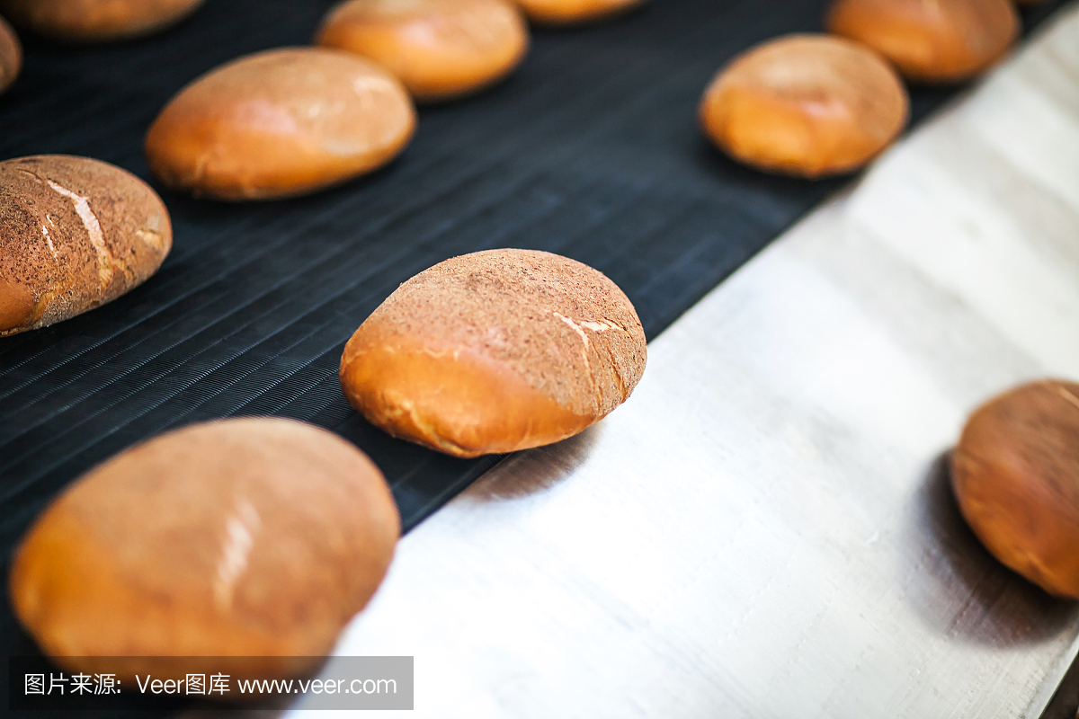 面包店生產(chǎn)線上的烘焙面包