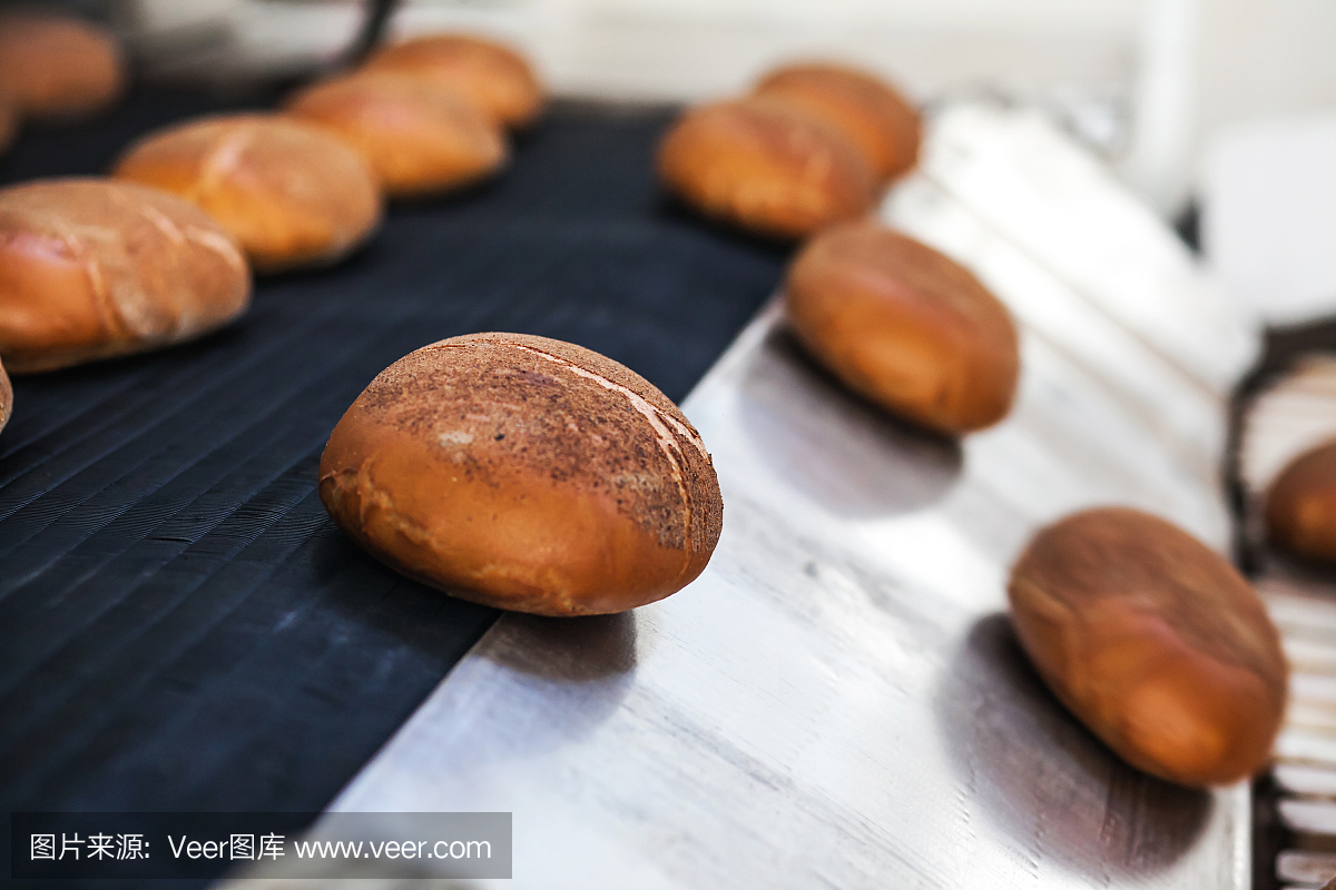 面包店生產線上的烘焙面包